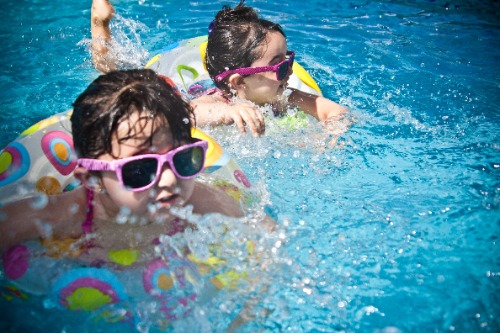 Afbeelding kinderen die zwemmen